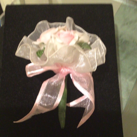 🎁💕⬇️Price Drop⬇️NWOT Miniature pink/white boutique of roses🌹 - Picture 3 of 5